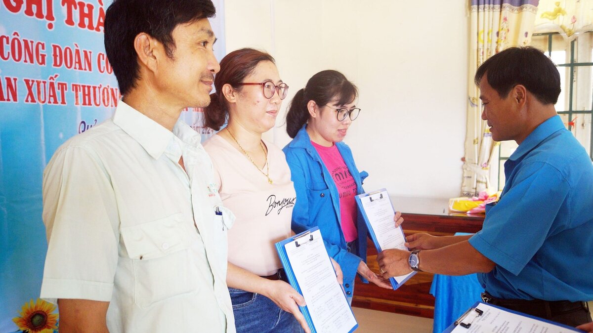 Công đoàn Khu Kinh tế Dung Quất và các Khu công nghiệp Quảng Ngãi kết nạp đoàn viên và thành lập Công đoàn cơ sở Công ty TNHH Sản xuất Thương mại gỗ Tân Minh. Ảnh: Quang Nguyễn