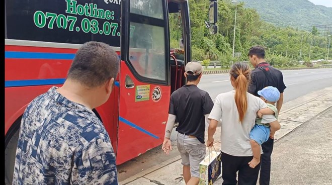 Mr. Duy and his wife and their young child (far right) reported that they had to walk back to their hometown and were supported to catch a bus. Photo: Provided by Da Nang Police