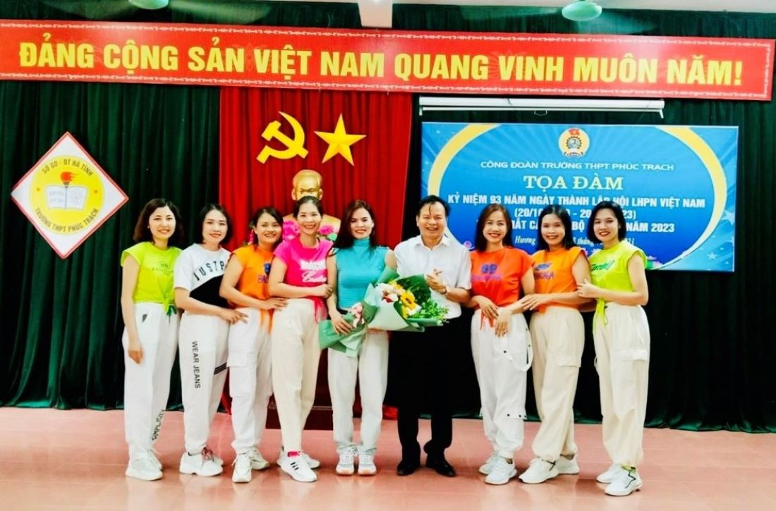 Sống nghĩa tình, đoàn kết giúp đoàn viên Công đoàn Trường THPT Phúc Trạch vượt qua mọi gian khó. Ảnh: Trần Thị Diệp