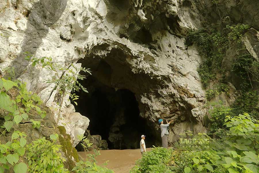 Động Pa Thơm, thuộc xã Pa Thơm, huyện Điện Biên, tỉnh Điện Biên, gần với biên giới Việt – Lào. Động được Bộ Văn hóa, Thể thao và Du lịch xếp hạng di tích cấp quốc gia vào năm 2009.