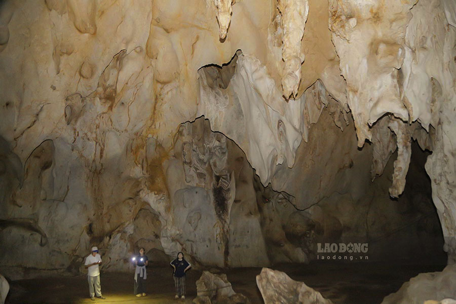 Hang động Pa Thơm còn được mệnh danh là “Thẩm Nang Lai” (hang nhiều nàng tiên Hoa), động không chỉ sở hữu khung cảnh thiên nhiên tráng lệ mà còn lưu giữ câu chuyện tình yêu đầy cảm động giữa hoàng tử và tiên nữ.