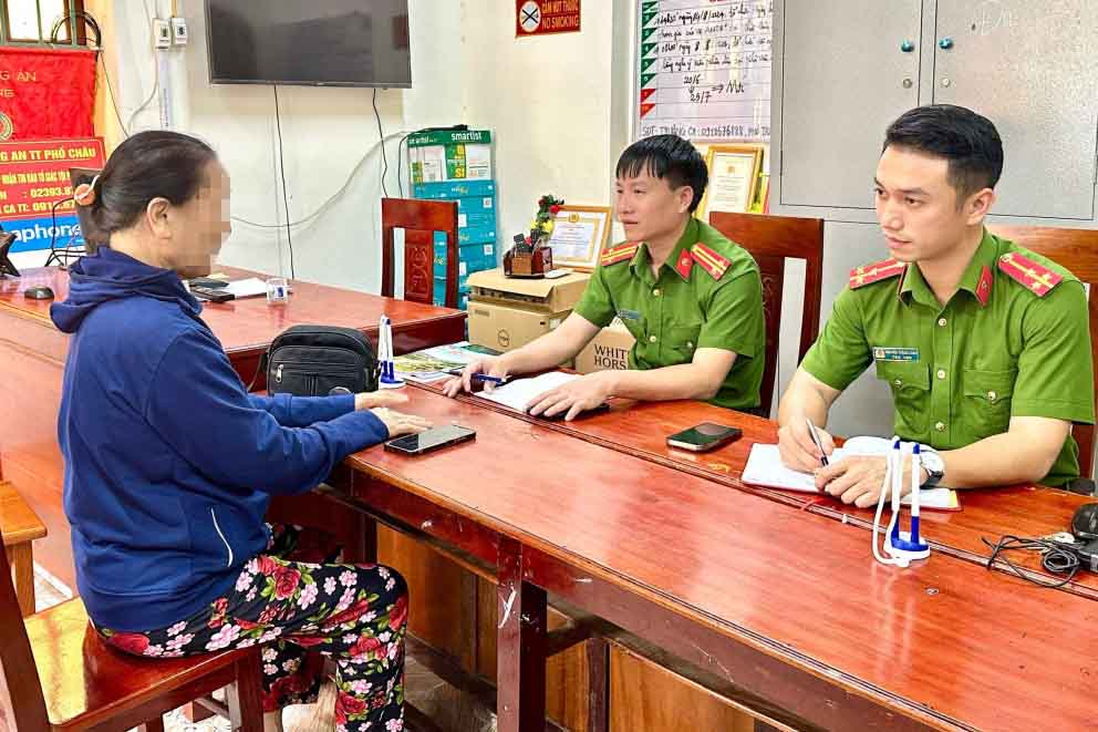 Bà L được Công an giải thích nên đã không đi chuyển tiền cho đối tượng lừa đảo. Ảnh: Công an Hà Tĩnh.
