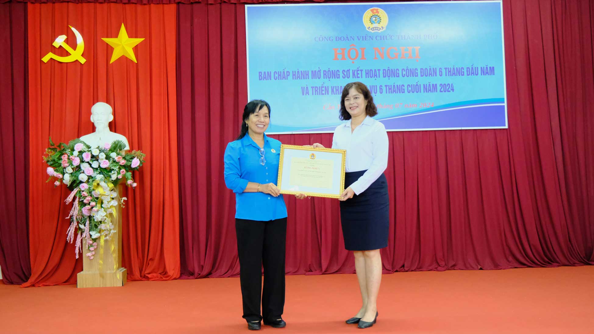 Awarding a Certificate of Merit from the Vietnam General Confederation of Labor to a group. Photo: My Ly