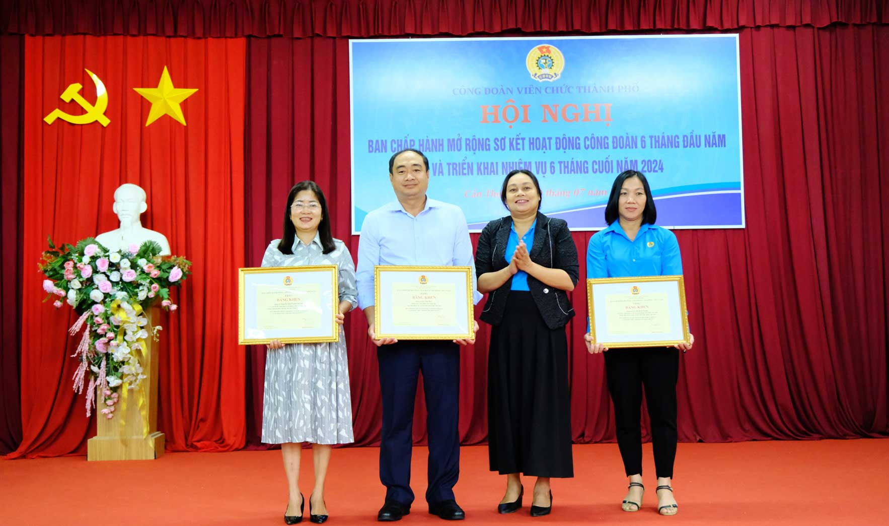 Vice Chairman of the Union of Public Employees Awarded Certificate of Merit from the Vietnamese General Confederation of Labor