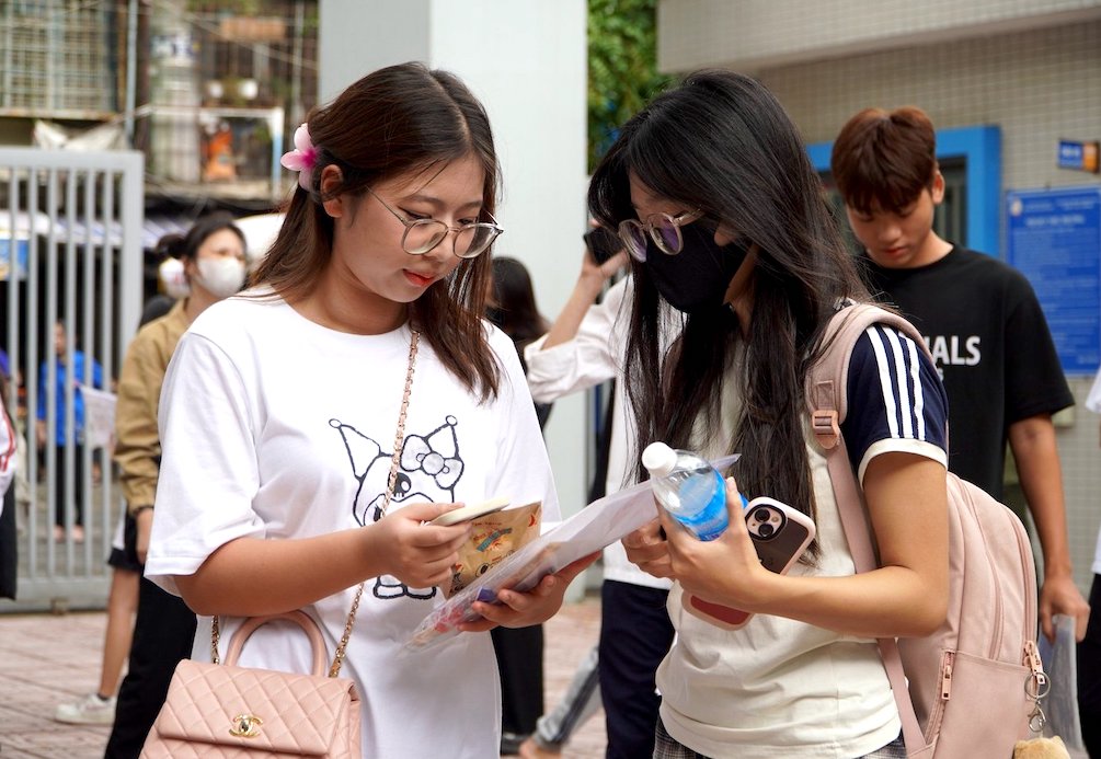 Candidates rely on the high school graduation exam score and the 2024 university admission floor score of the schools to register their admission wishes. Photo: Van Trang