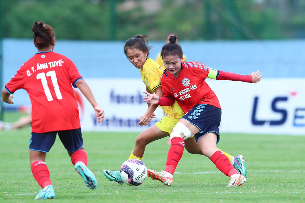 베트남 석탄 광물(빨간색 셔츠)은 2024년 U16 전국 여자 축구 대회 8라운드에서 호치민시에 의해 무승부를 기록했습니다. 사진: VFF