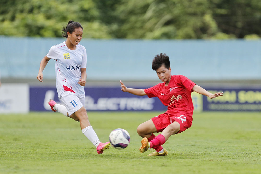 Phong Phu Ha Nam (ao do) tiep tuc danh roi chien thang. Anh: VFF