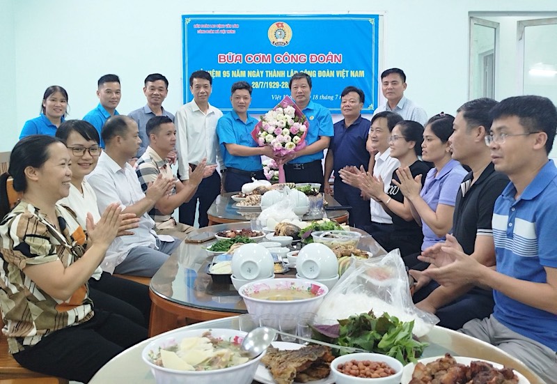 "Bữa cơm công đoàn" do CĐCS xã Việt Hưng tổ chức. Ảnh: CĐCS Việt Hưng