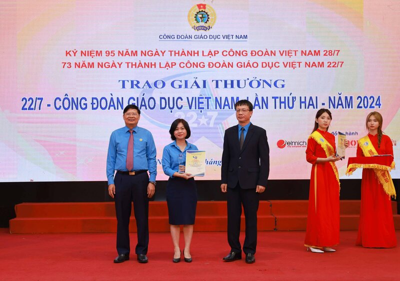 Phó Chủ tịch Tổng Liên đoàn Lao động Việt Nam Phan Văn Anh (bên trái) và Chủ tịch Công đoàn Giáo dục Việt Nam Nguyễn Ngọc Ân trao giải thưởng tới các bộ công đoàn xuất sắc. Ảnh: Bảo Hân 