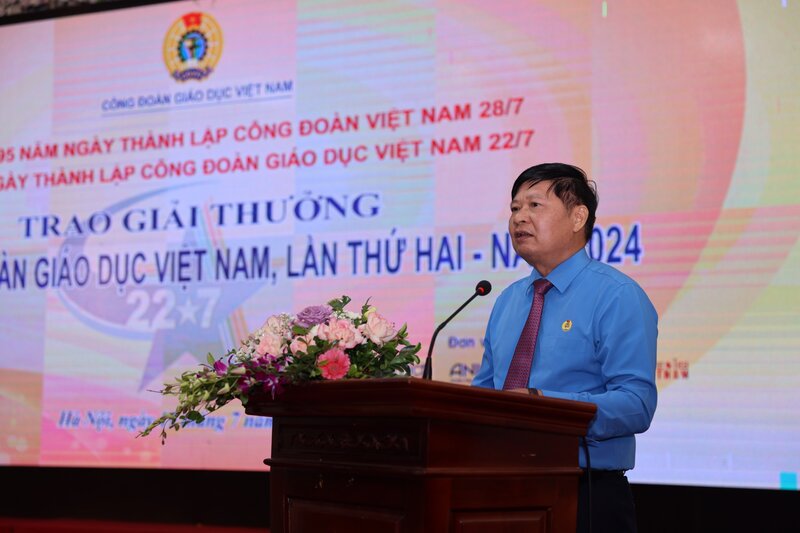 Vice Chairman of the Vietnam General Confederation of Labor Phan Van Anh spoke at the conference. Photo: Bao Han