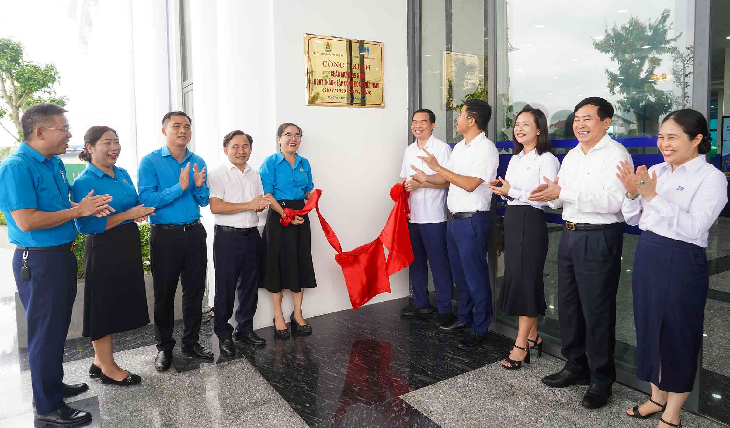 Attach a sign to the project to celebrate the 95th anniversary of the founding of the Vietnam Trade Union. Photo: Duy Chuong.