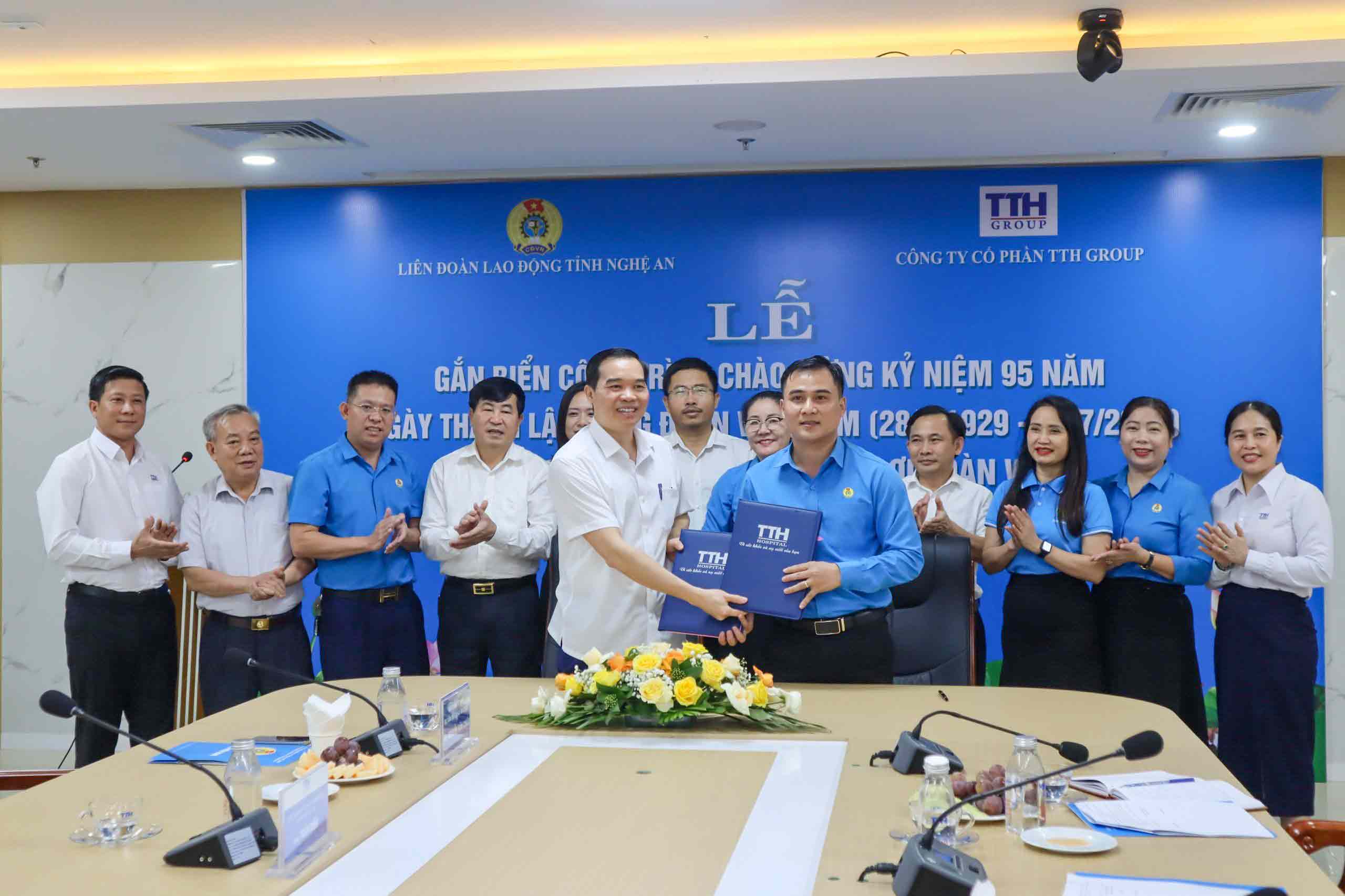 The two units signed a union member welfare program. Photo: Duy Chuong.