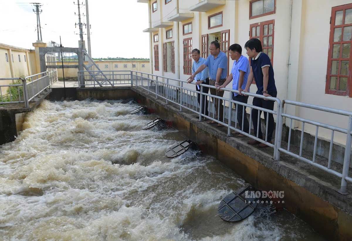 Faced with the above situation, the pump system of Nam Dinh province is focusing on pumping water and overcoming production.