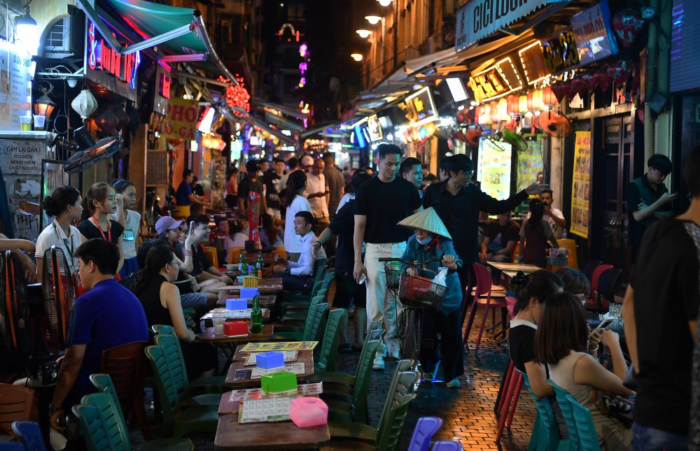 Ta Hien Street at night.