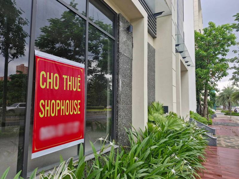 Nhiều căn shophouse ở quận Tây Hồ (Hà Nội) đang treo biển cho thuê. Ảnh: Thu Giang