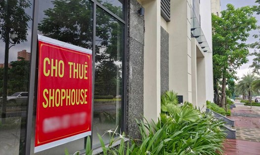 Nhiều căn shophouse ở quận Tây Hồ (Hà Nội) đang treo biển cho thuê. Ảnh: Thu Giang