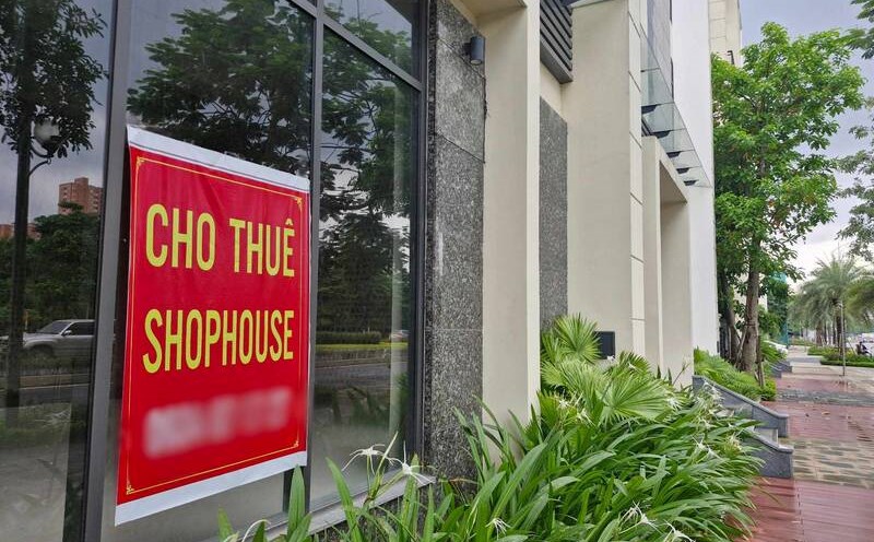 Nhiều căn shophouse ở quận Tây Hồ (Hà Nội) đang treo biển cho thuê. Ảnh: Thu Giang