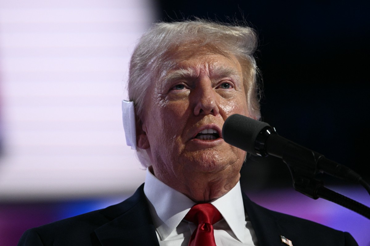 Ông Donald Trump đeo băng ở tai tối 18.7 khi lần đầu phát biểu sau vụ ám sát hụt. Ảnh: AFP