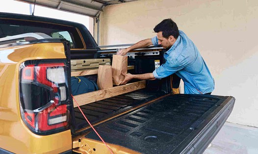 Ford hướng dẫn chia vách ngăn của Ranger. Ảnh: Ford