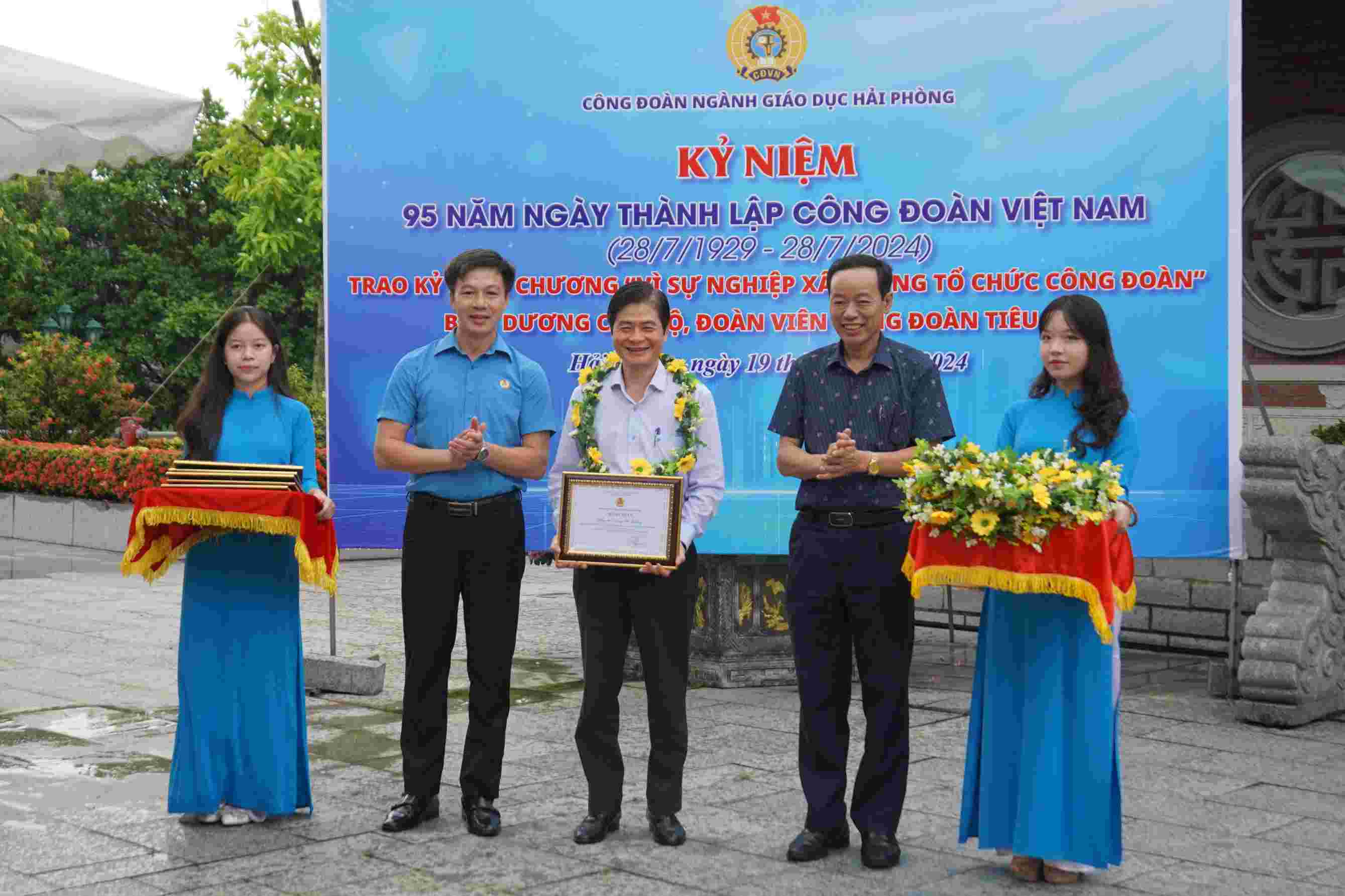 Sở Giáo dục Đào tạo và Công đoàn ngành Giáo dục biểu dương cán bộ công đoàn, lao động giỏi tiêu biểu. Ảnh: Mai Dung