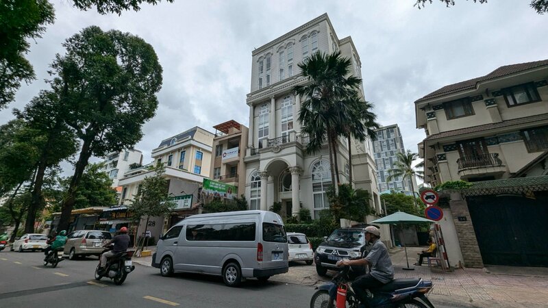 Xe của cơ quan chức năng đến làm việc tại trụ sở của Công ty Quốc Cường Gia Lai. Ảnh: Anh Tú