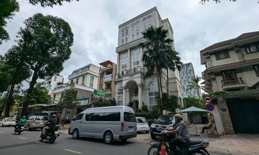 Xe của cơ quan chức năng đến làm việc tại trụ sở của Công ty Quốc Cường Gia Lai. Ảnh: Anh Tú