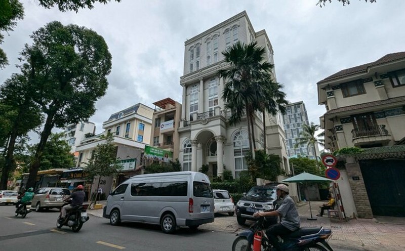 Xe của cơ quan chức năng đến làm việc tại trụ sở của Công ty Quốc Cường Gia Lai. Ảnh: Anh Tú