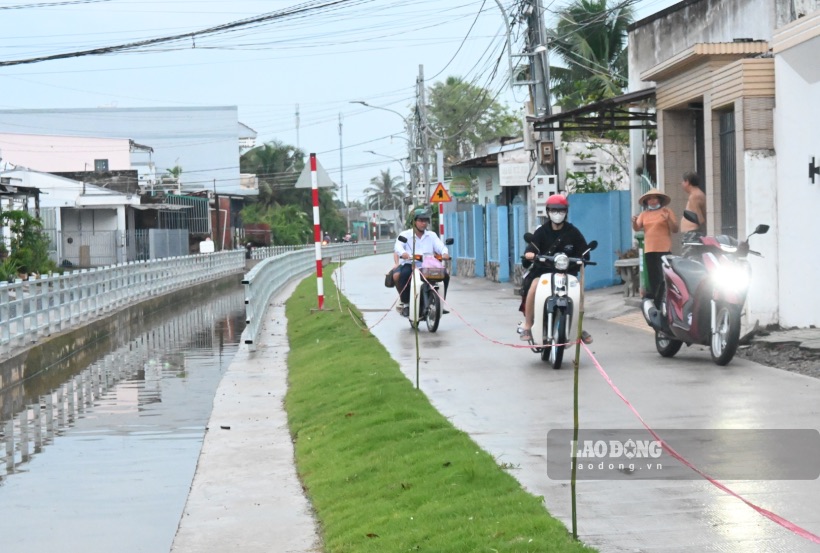 Anh Nguyễn Văn Bình (ngụ ở TP Bến Tre, tỉnh Bến Tre) búc xúc nói: “Nếu xảy ra tai nạn thì trách nhiệm thuộc về ai? Dọc kênh Chín Tế, người dân sinh sống nhiều do đó xe cộ đi lại rất đông đúc, lỡ té xuống đây là mất mạng như chơi. Việc thi công dự án thì phải có biện pháp rào chắn đảm bảo an toàn chứ để hớ hênh như vậy sao được”.