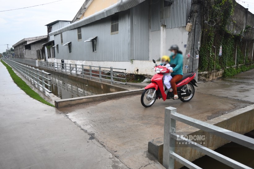  Không giăng dây, không đèn cảnh báo,... tiềm ẩn nguy hiểm cho người dân khi đi qua đây. 