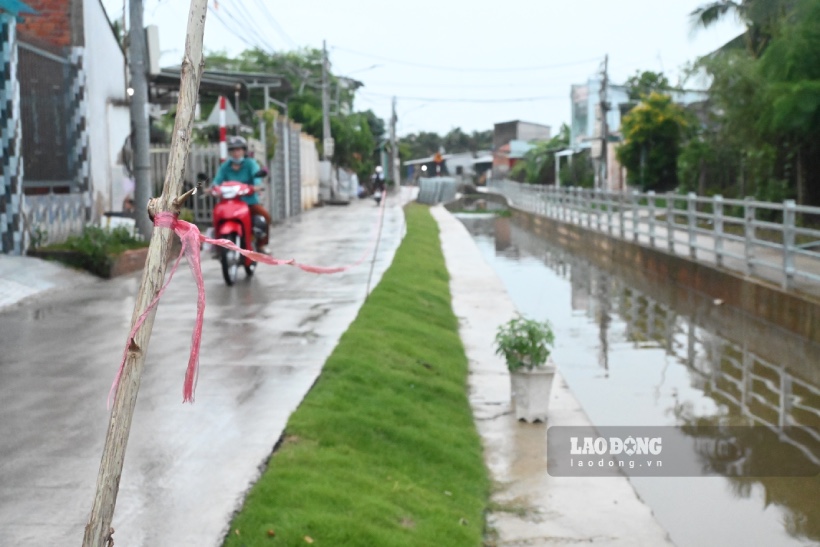 Tại những đoạn chưa gắn lan can xong thì chỉ giăng dây tạm bợ, sơ sài không đảm bảo an toàn cho người dân khi đi qua đây.