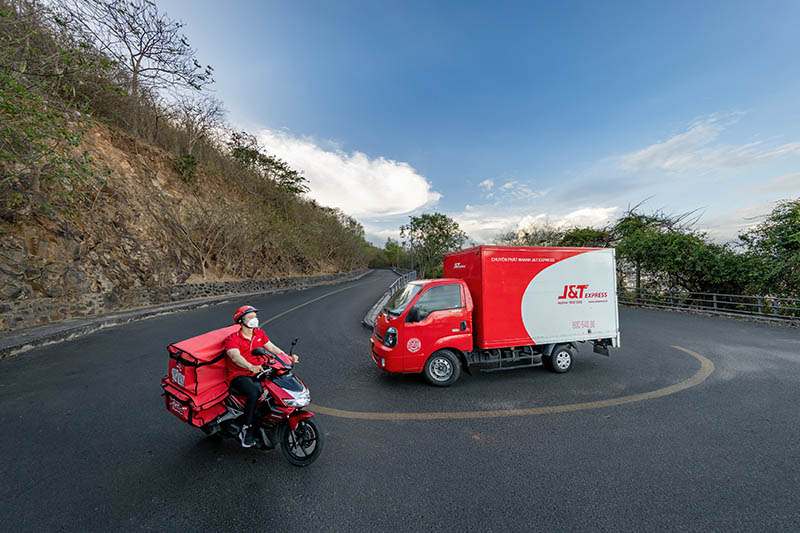 J&T Express tự hào cam kết chu toàn trong dịch vụ vận chuyển, giúp tăng lợi thế kinh doanh trên thị trường thương mại điện tử. Ảnh: DN cung cấp