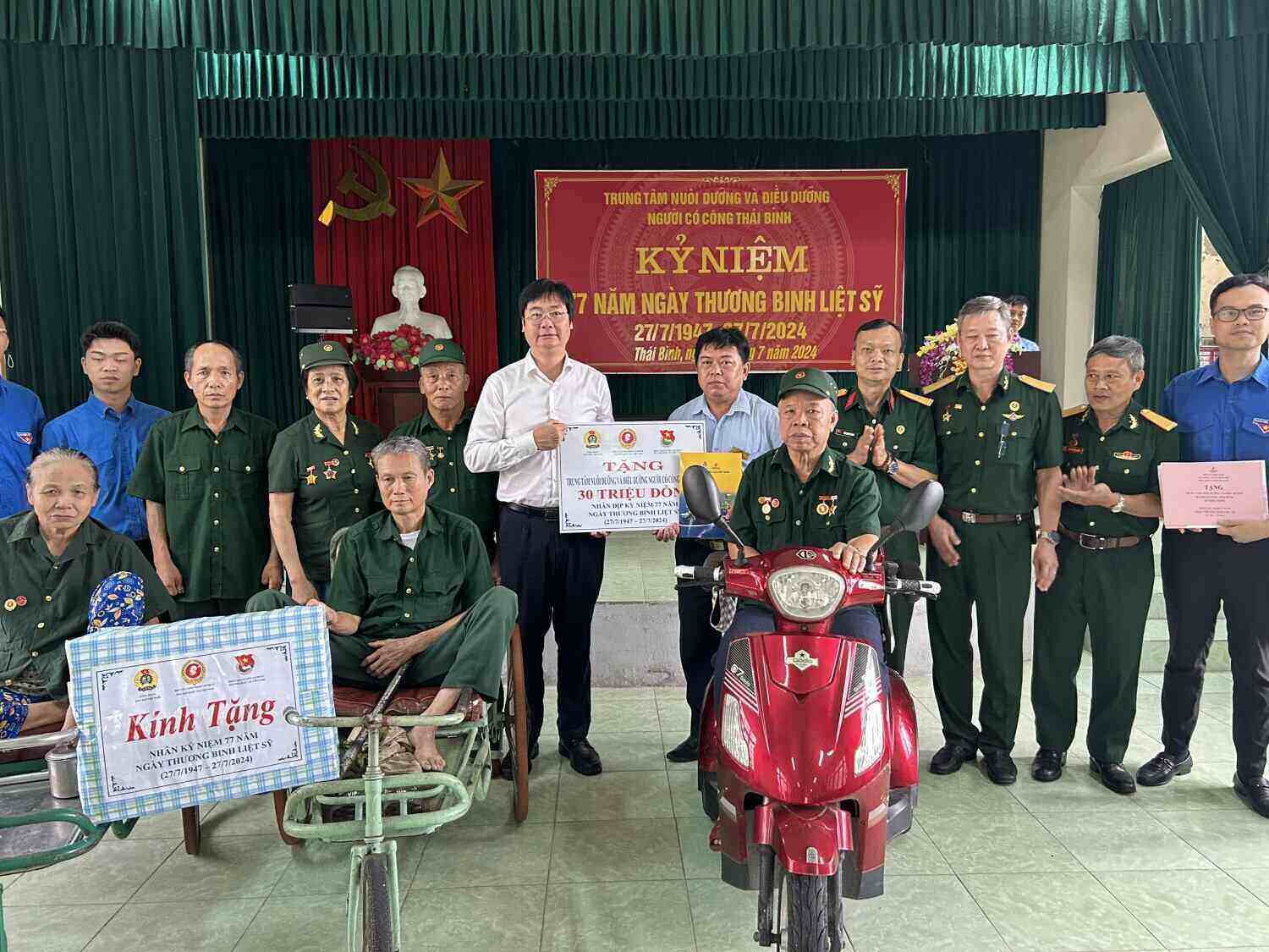 Ông Nguyễn Mạnh Kha (áo trắng) cùng Đoàn công tác Tập đoàn Dầu khí Việt Nam tặng quà các thương, bệnh binh tại Trung tâm nuôi dưỡng và điều dưỡng người có công tại tỉnh Thái Bình. Ảnh: CĐN
