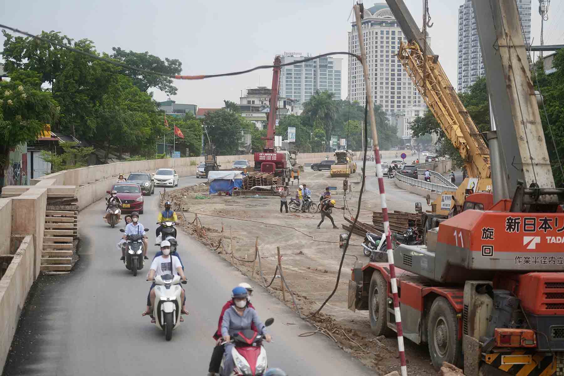 Là tuyến đường quan trọng ở cửa ngõ Tây Bắc Thủ đô, dự án mở rộng đường Âu Cơ - Nghi Tàm sẽ giúp giải tỏa ùn tắc, bảo đảm giao thông kết nối trung tâm Hà Nội với Cảng hàng không quốc tế Nội Bài. Ảnh: Hữu Chánh