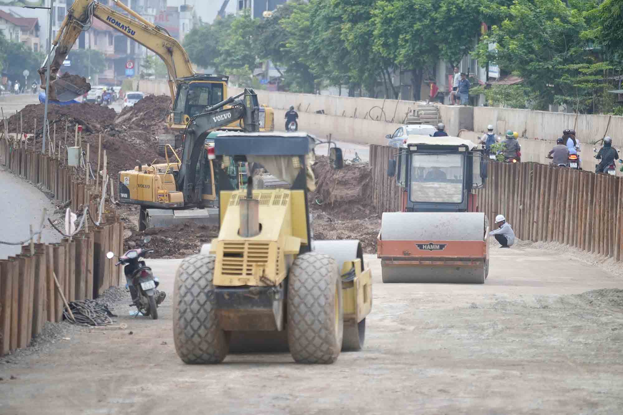 Máy móc, công nhân được chủ đầu tư, nhà thầu huy động 100% để đẩy nhanh tiến độ dự án. Ảnh: Hữu Chánh