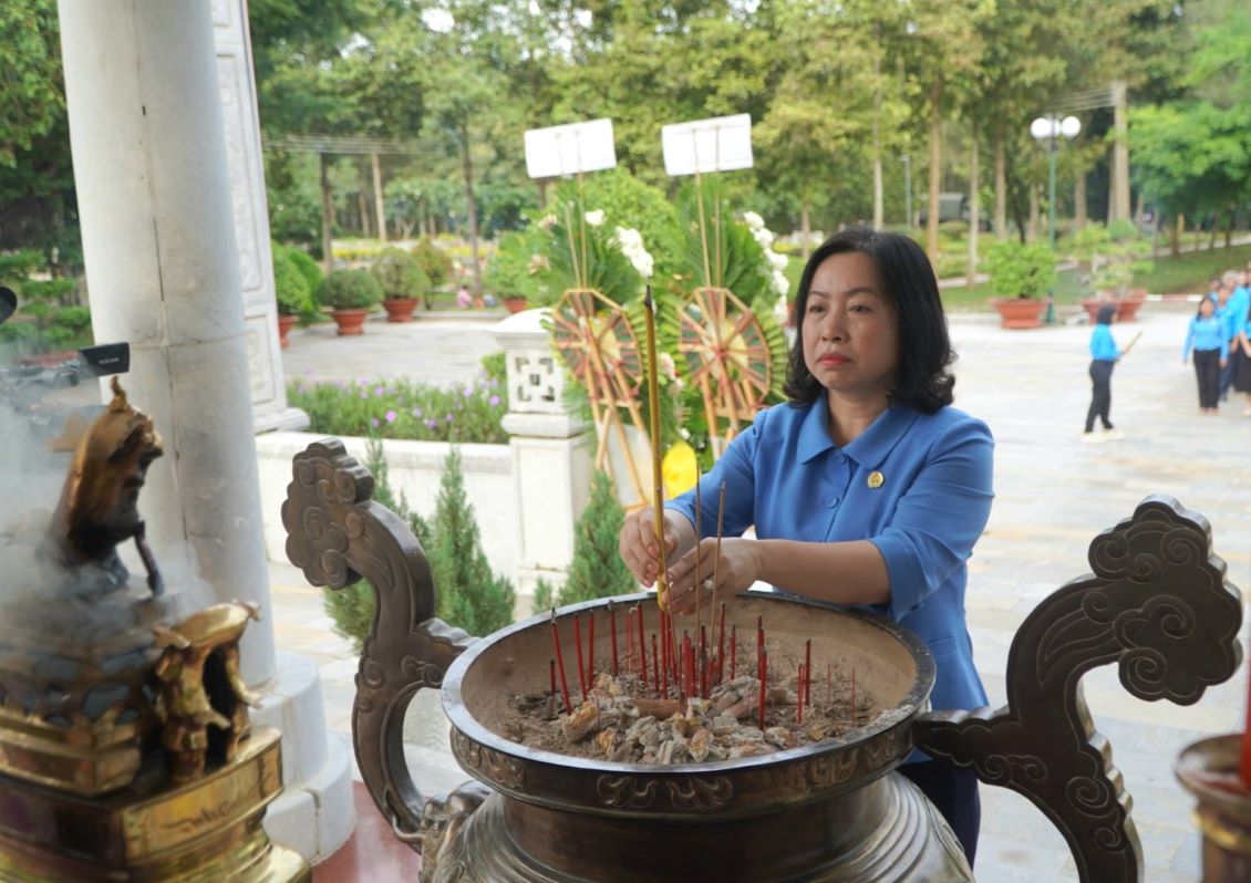 Phó Chủ tịch Thường trực Tổng LĐLĐVN Thái Thu Xương dâng hương tại Nghĩa trang liệt sĩ Đồi 82 (huyện Tân Biên, Tây Ninh). Ảnh: Chân Phúc