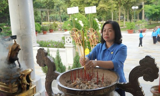 Phó Chủ tịch Thường trực Tổng LĐLĐVN Thái Thu Xương dâng hương tại Nghĩa trang liệt sĩ Đồi 82 (huyện Tân Biên, Tây Ninh). Ảnh: Chân Phúc