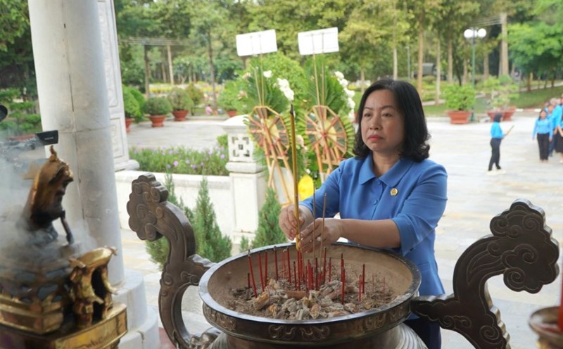 Phó Chủ tịch Thường trực Tổng LĐLĐVN Thái Thu Xương dâng hương tại Nghĩa trang liệt sĩ Đồi 82 (huyện Tân Biên, Tây Ninh). Ảnh: Chân Phúc