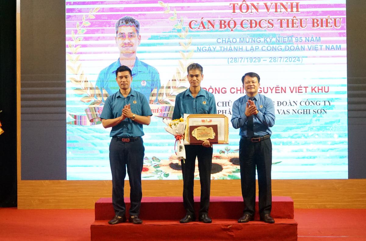 Representatives of the Provincial Labor Confederation, Nghi Son Economic Zone and Nghi Son Trade Union awarded Certificates of Merit to outstanding grassroots union officials. Photo: Quach Du