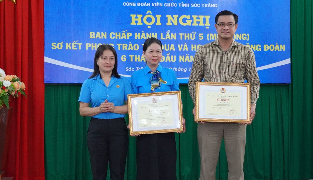 Leaders of the Union of Soc Trang Provincial Employees awarded certificates of merit from the Vietnam General Confederation of Labor to 1 group and 1 individual. Photo: Phuong Anh