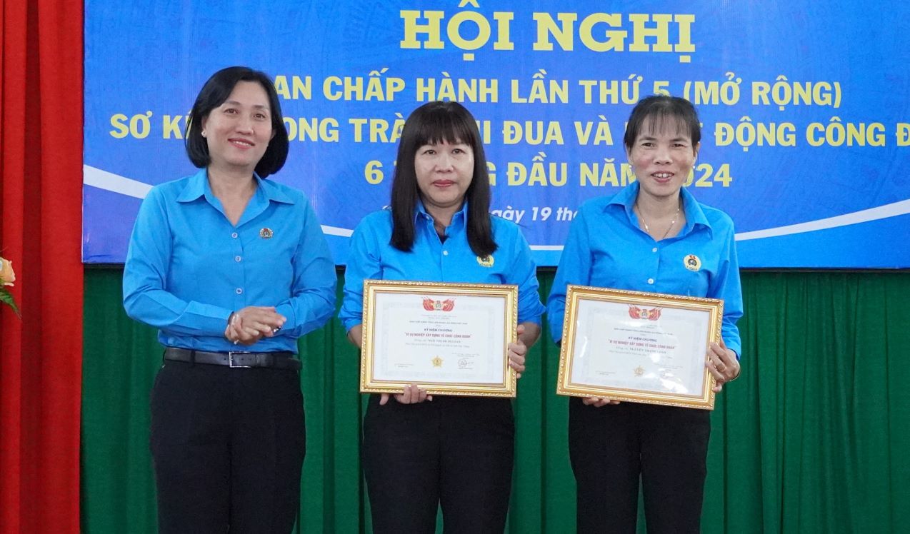 Bà Trịnh Thị Bảo Khuyên - Phó Chủ tịch LĐLĐ tỉnh Sóc Trăng trao tặng kỉ niệm chương Vì sự nghiệp xây dựng tổ chức Công đoàn. Ảnh: Phương Anh