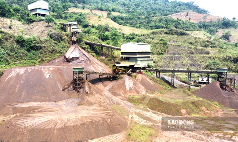 Khu vực mỏ sắt Quý Xa của Công ty Khoáng sản Việt - Trung từ lâu không có hoạt động sản xuất, máy móc hoen gỉ. Ảnh: Bảo Nguyên