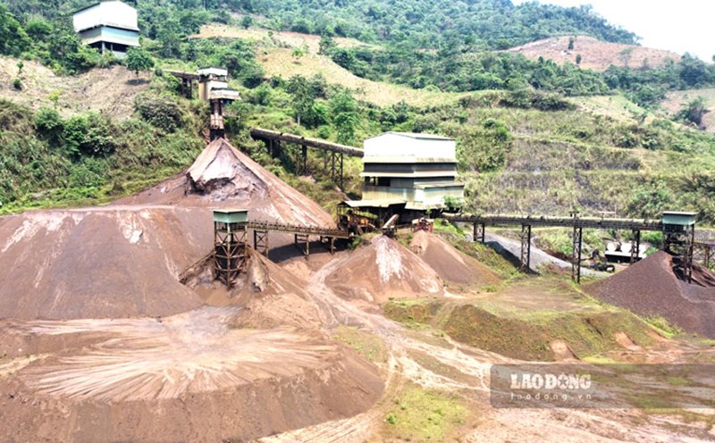 Khu vực mỏ sắt Quý Xa của Công ty Khoáng sản Việt - Trung từ lâu không có hoạt động sản xuất, máy móc hoen gỉ. Ảnh: Bảo Nguyên