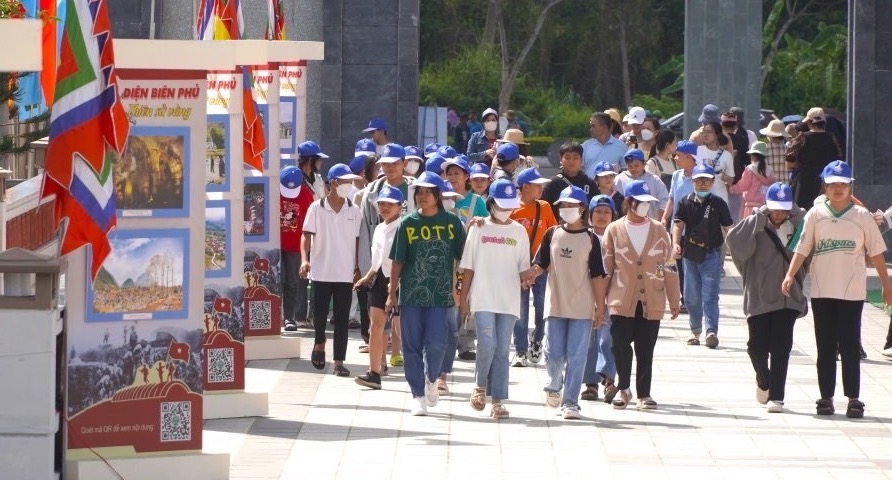 Trại hè có tổ chức tham quan các khu di tích, lịch sử, điểm du lịch tại TP Cần Thơ. Ảnh: Yến Phương