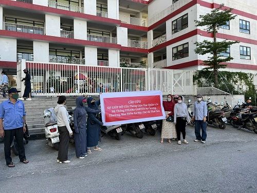 Người lao động tập trung đòi Công ty Cổ phần Phát triển giáo dục Igarten chốt sổ BHXH. Ảnh: NLĐ cung cấp.