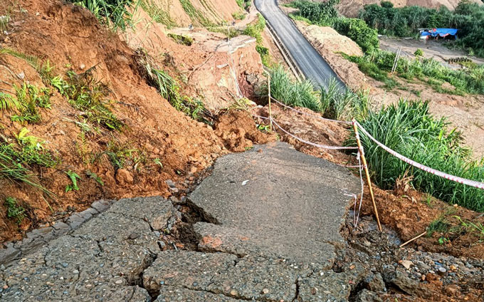 The road surface collapsed, causing damage to people's property. Photo: Provided by people