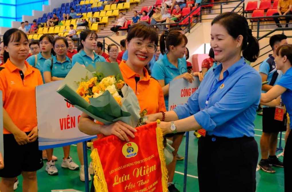 Ms. Chau Thi Thu presented souvenir flags to the participating teams. Photo: Tuyen Quang Trade Union