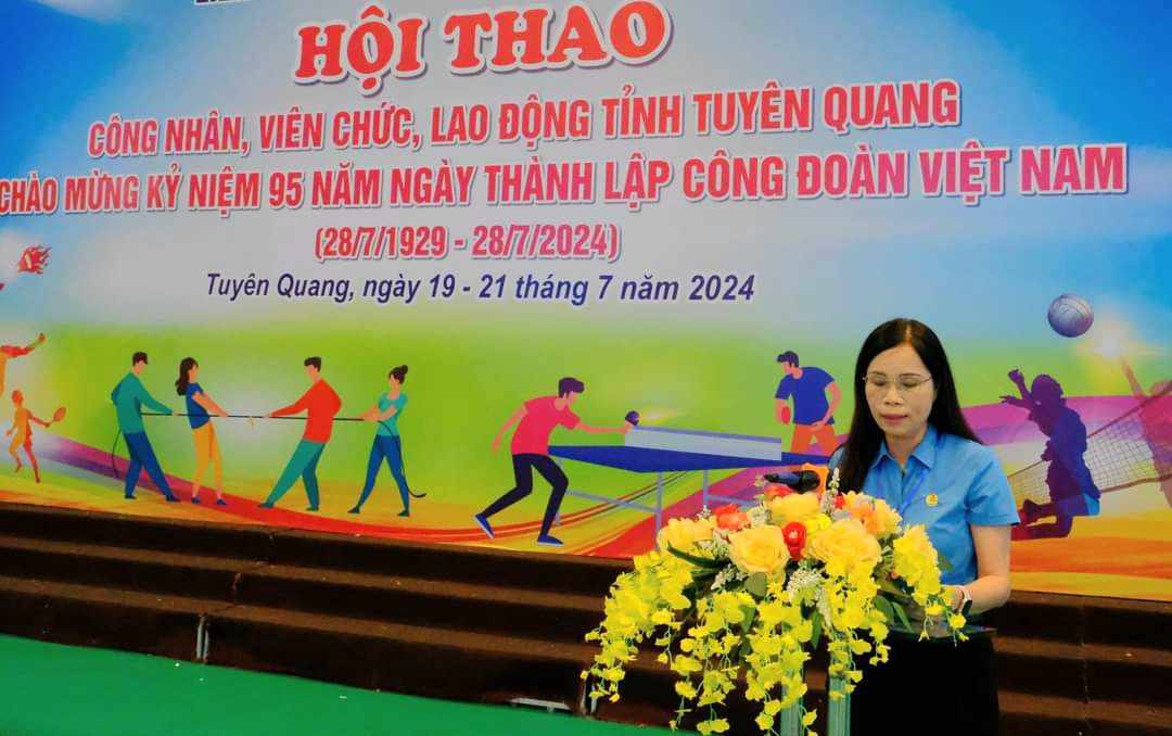 Bà Nguyễn Thị Thủy - Chủ tịch LĐLĐ tỉnh Tuyên Quang phát biểu tại hội thao. Ảnh: Công đoàn Tuyên Quang