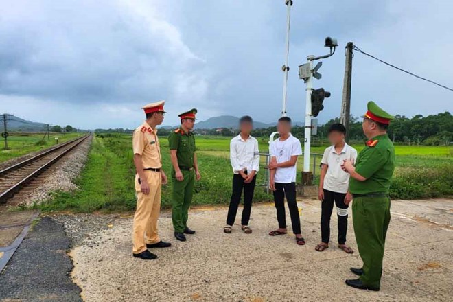 3 học sinh gây ra nhiều vụ ném đá vào đoàn tàu Bắc- Nam