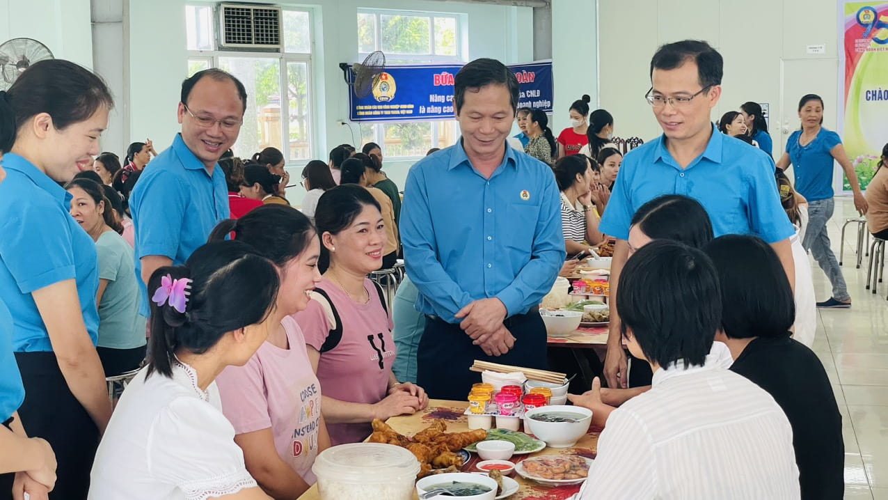 Lãnh đạo LĐLĐ tỉnh Ninh Bình, Ban Quản lý các Khu công nghiệp tỉnh và Công đoàn các Khu công nghiệp tham dự “Bữa cơm Công đoàn” cùng công nhân lao động. Ảnh: Nguyễn Trường