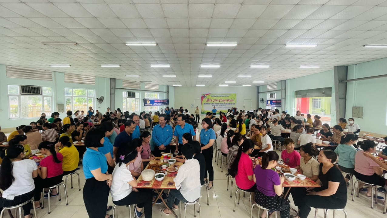“Bữa cơm Công đoàn” được Công đoàn các Khu công nghiệp tỉnh Ninh Bình tổ chức cho đoàn viên, người lao động tại Công ty TNHH Yoosol Việt Nam (thuộc Khu công nghiệp Gián Khẩu, huyện Gia Viễn, Ninh Bình). Ảnh: Nguyễn Trường